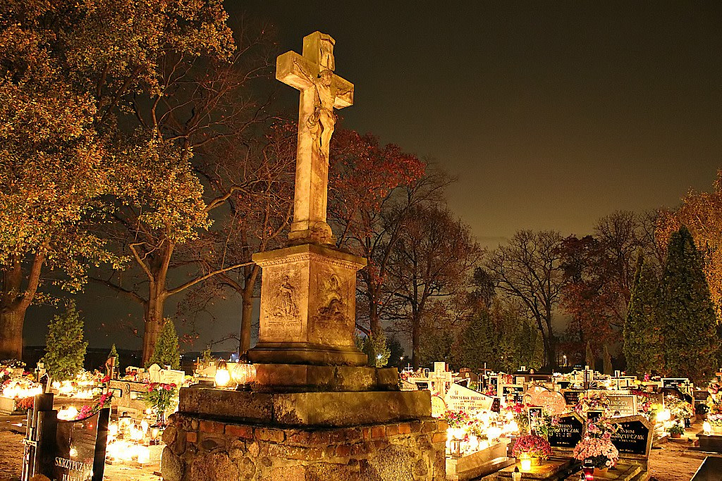 LENGYELORSZÁG<br /><br />Az All Souls Day (Zaduszki), itthon Halottak napja, Lengyelországban a szláv katolikusok által tartott ünnep, amely a Mindenszentek napján kezdődik. Ellentétben a mexikói vidám és élettel teli ünnepségekkel, ez a csendes megemlékezés ideje. Sok városban az utcák kiürülnek és extra buszok járnak, hogy a  csendes, ünnepélyes tömegek a városi csomópontok és temetők között közlekedhessenek, a halottaikra emlékezve<br /><br />