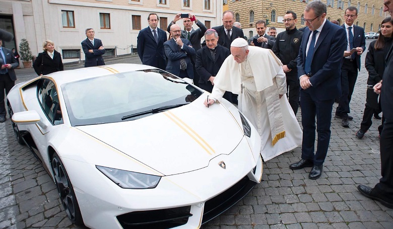 Elárverezik Ferenc pápa Lamborghinijét