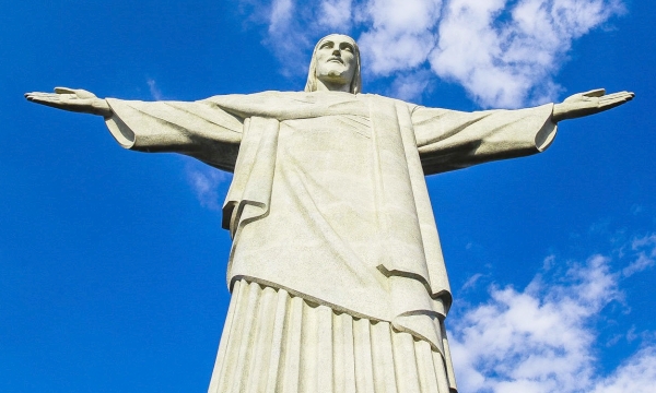 Magyar ruhát visel Krisztus Brazíliában