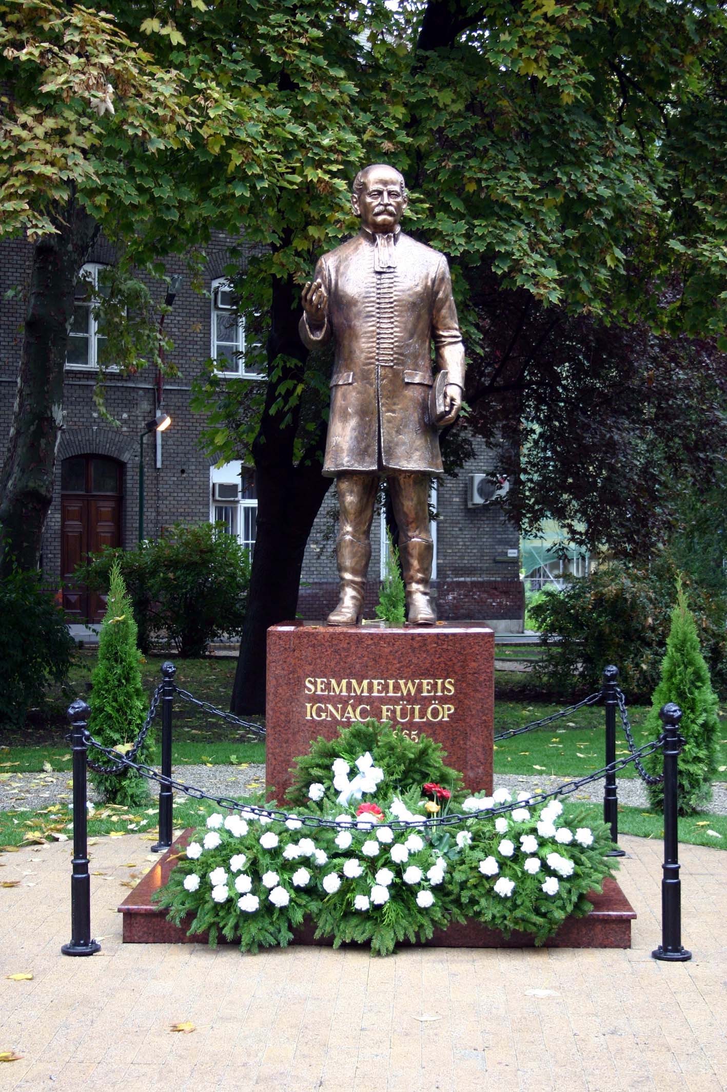 Semmelweis Ignác bronzszobra az egyetem központi épületének belső udvarán (Domonkos Béla, 2004) <br />