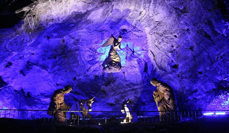 statuary_inside_the_salt_cathedral_wiki_commons.jpg