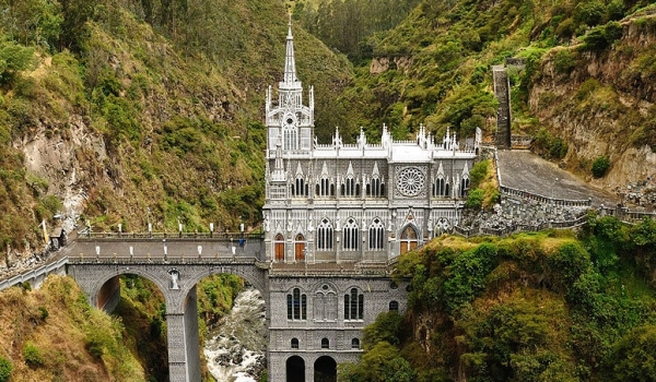 10 csodás templom, amik lenyűgöző helyre épültek