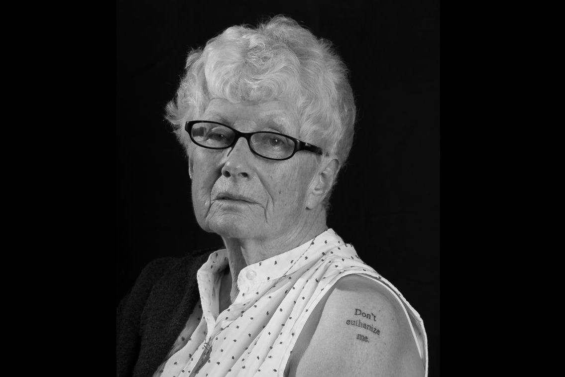 A tetovált nagyi, aki nem kér a kegyes halálból