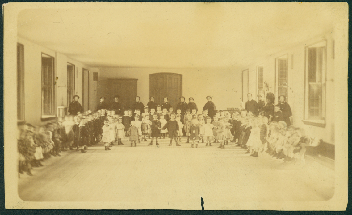 Az egyik legkorábbi kép, melyen a gyermekek és nővérek láthaóak a Washington Square Házban, 1870 körül
