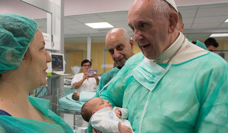 A szülésznőkért imádkozott Ferenc pápa