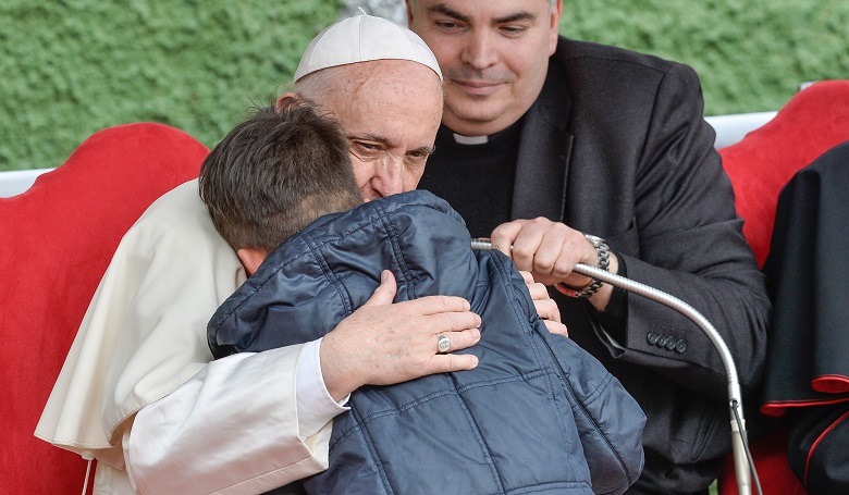 Ezt súgta a könnyeivel küzdő kisfiú Ferenc pápának