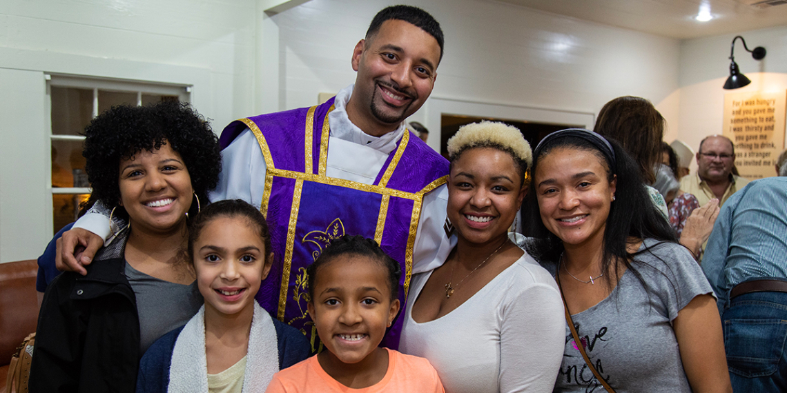 Joshua Johnson atya<br /><br />Egy olyan időszakban, amikor az egyházmegyék templomokat zárnak be és rengeteg katolikus szenved a közösség hiányától, a louisianai pap egy különleges, szokatlan módot talált arra, hogy a közösséget evangelizálja és szolgálja; a Full of Grace Café nevű lelkészségen keresztül. <br />