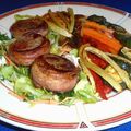 Baconbe tekert sertésszűz korongok grillezett zöldségekkel és salátával