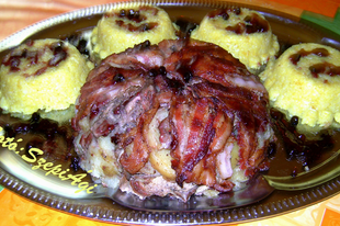 Bacon alatt sült fűszeres csirkemáj, kurkumás rizzsel, áfonya szósszal.