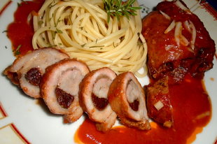Mediterrán hústekercsek spagettivel és paradicsomos szósszal