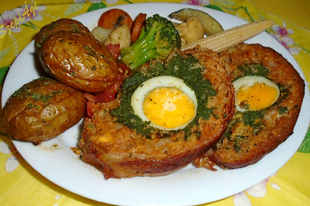 Baconbe tekert parajos-tojásos vagdalt, héjában sült újburgonyával és zöldségsalátával