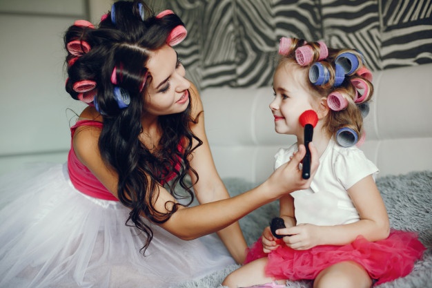 glamour-mother-with-daughter_1157-14501.jpg