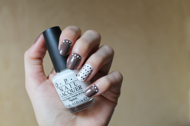 Manicure / Dots in taupe & white