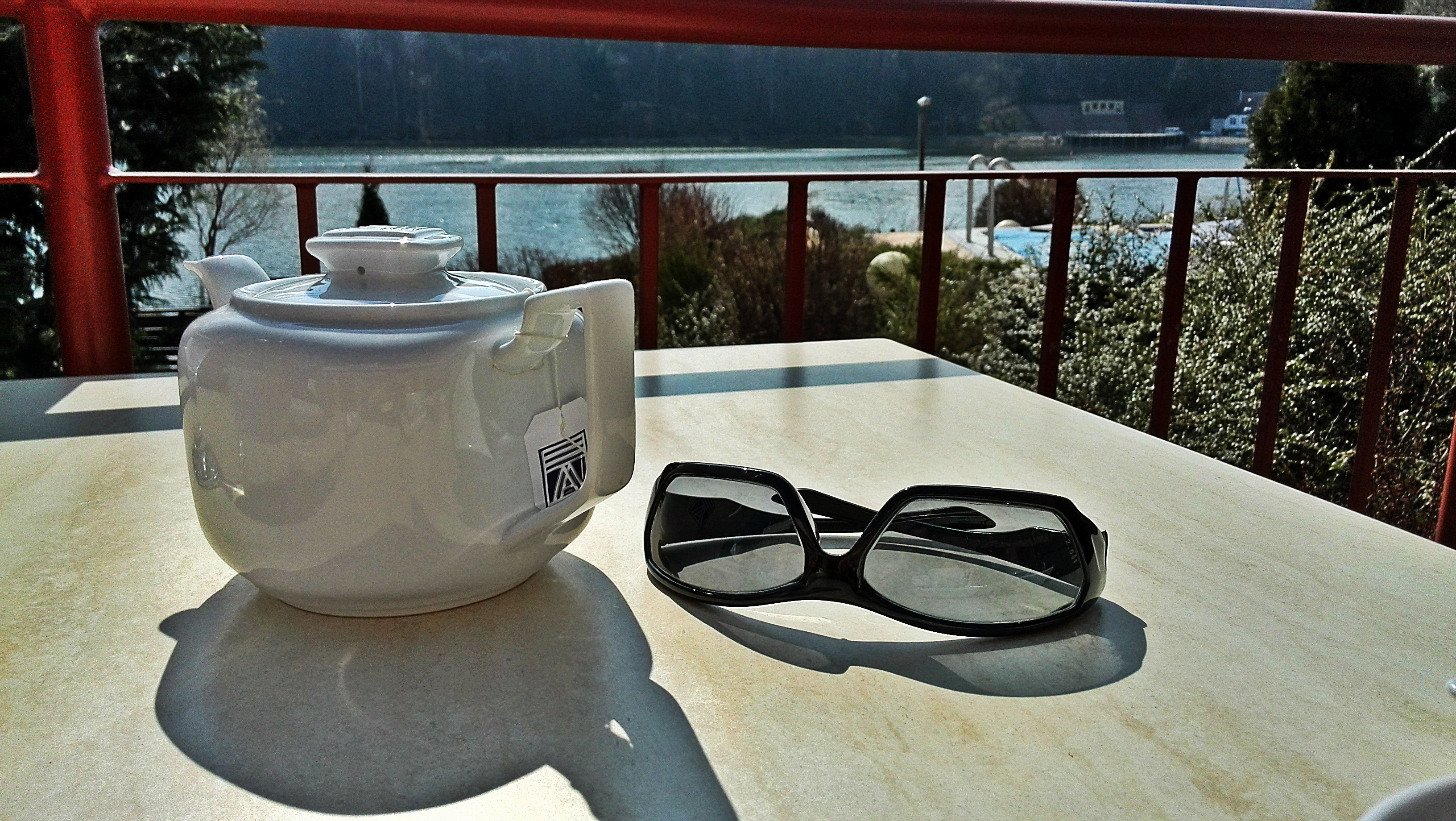 A napsütéses délután két elengedhetetlen kelléke..A tea és a napszemüveg :)