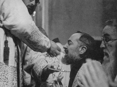 +Padre-Pio-Receiving-Communion.jpg