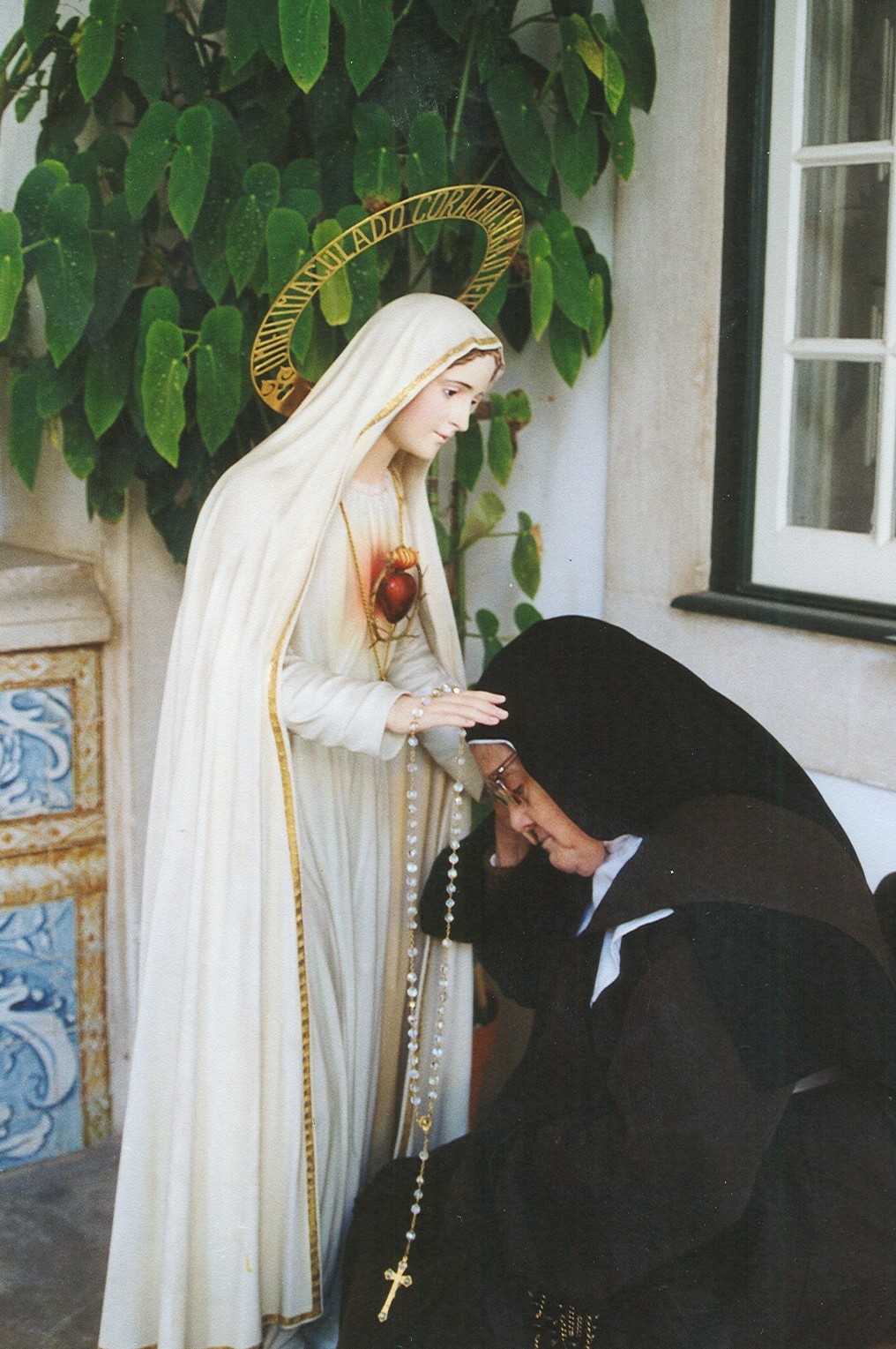 Lucia a Szeplőtelen Szív előtt n.jpg
