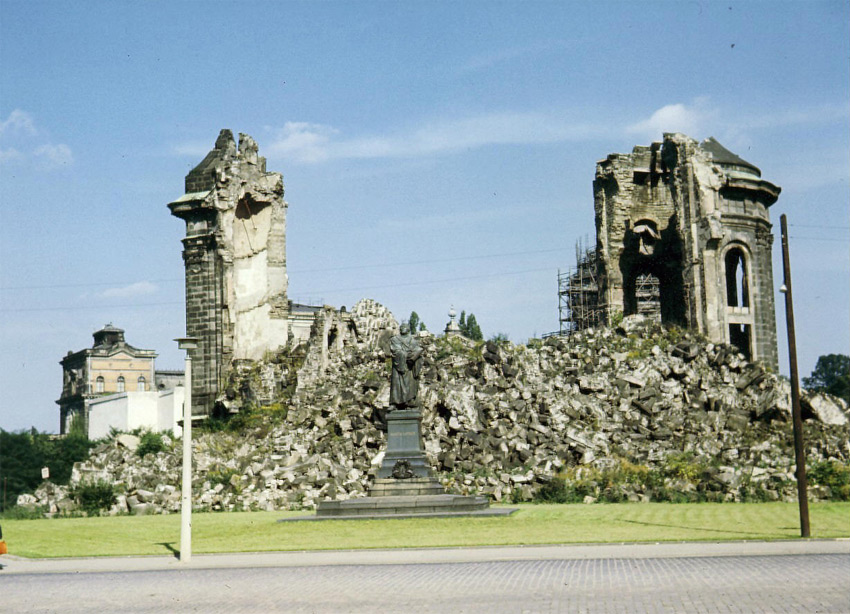 frauenkirche-ruine-1967.jpg