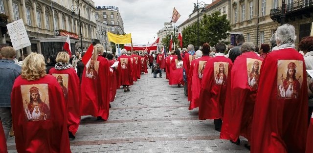 jezus_kiraly_hivei_vonulnak_a_varsoi_ovarosban_foto_gazeta_wyborcza.jpg