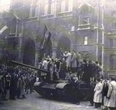 56.okt 25. békés tömeg barátkozik a szovjet tankokkal.JPG