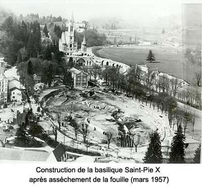 Lourdes-1957-construction-de-la-Basilique-St-Pie-X.jpg