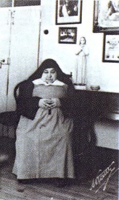 M. Maria da Prificacao Godinho 1920. februárjában befogadta Jácintát a Miasszonyunk árvaházba.jpg