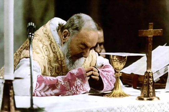 padre-pio-celebrating-mass_540.jpg