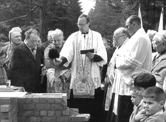 msgr_paul_adenauer_beszenteli_a_kapolna_alapkovet1960_530.JPG