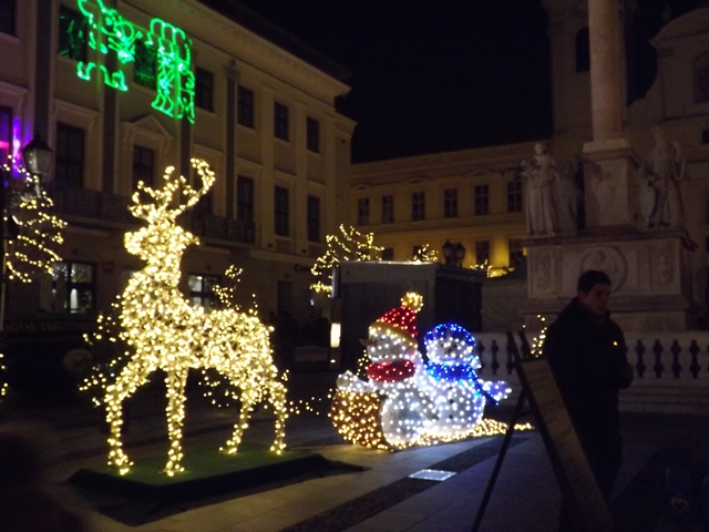 varázslatos volt a Széchenyi téri fényjáték....a fényképezőgépem ‘fázott‘ és ezért....