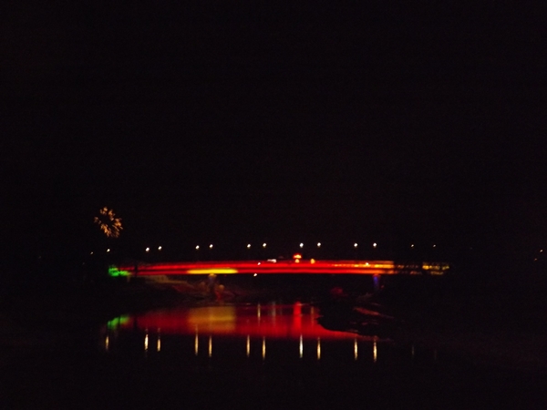 híd a Rába fölött..... piros, fehér, zöld ‘futófényben‘... még tűzijáték is sikeredett a képre ;-)