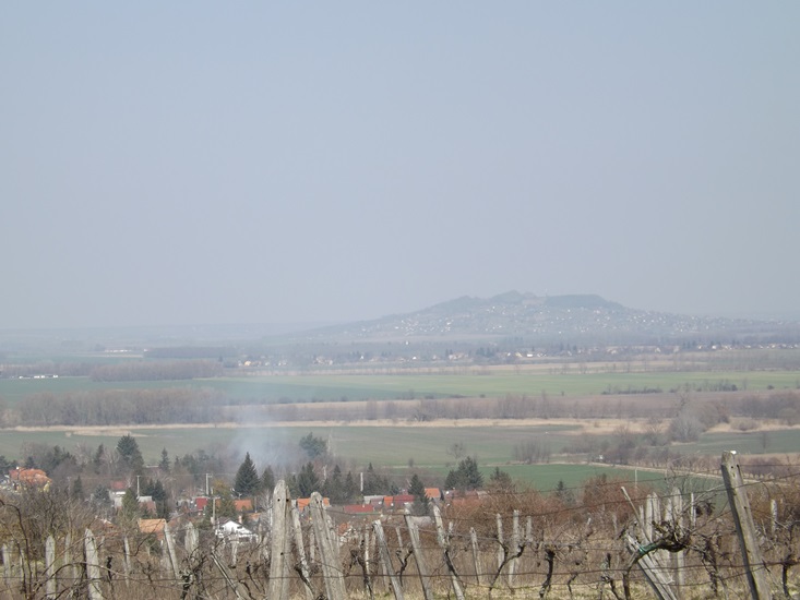 Ilyen a hegytetőről a kilátás, még nem olyan szép, és sokan égetik a gyomokat mindenfelé...