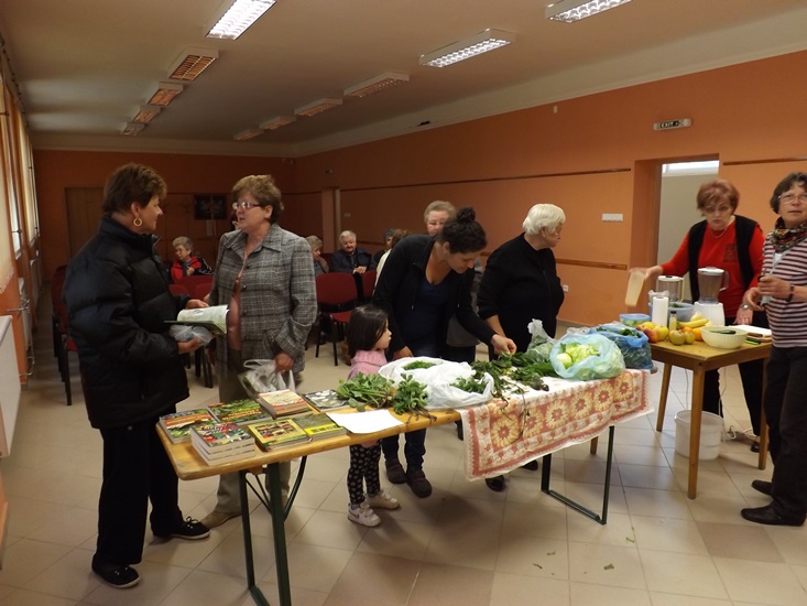 Közben élénk eszmecsere zajlott, ki, ki elmesélte miként gyógyult meg valamilyen betegségből az ‘Isten patikájából‘ szedett gyógynövénnyel. :-) 