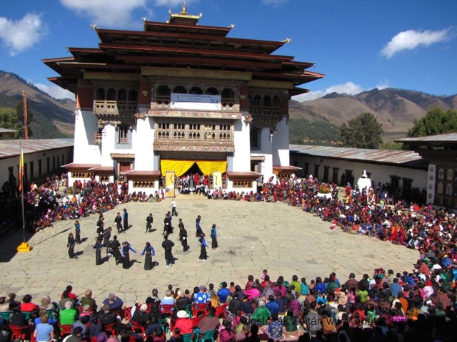 a-kormosfeju-tibeti-darvak-fesztivalja-a-gangtey-kolostor-udvaran_-phobjika-volgy_-2014060_fc6zmh.jpeg
