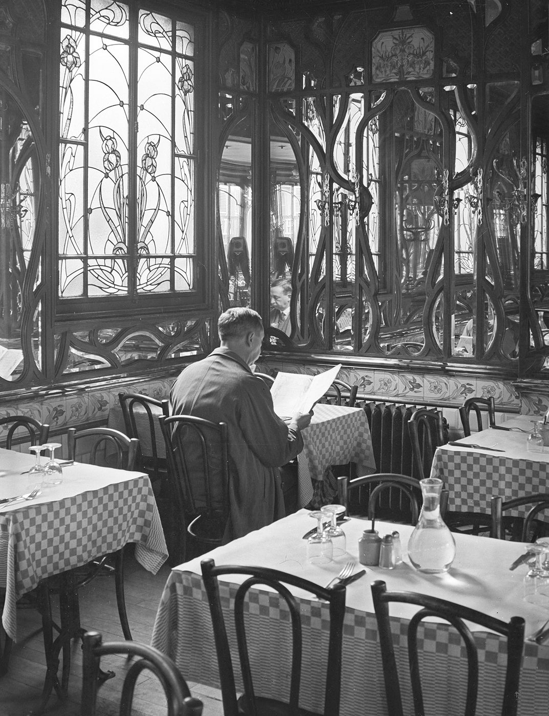 André Kertész, Le Chartier du Quartier Latin, Paris.jpg