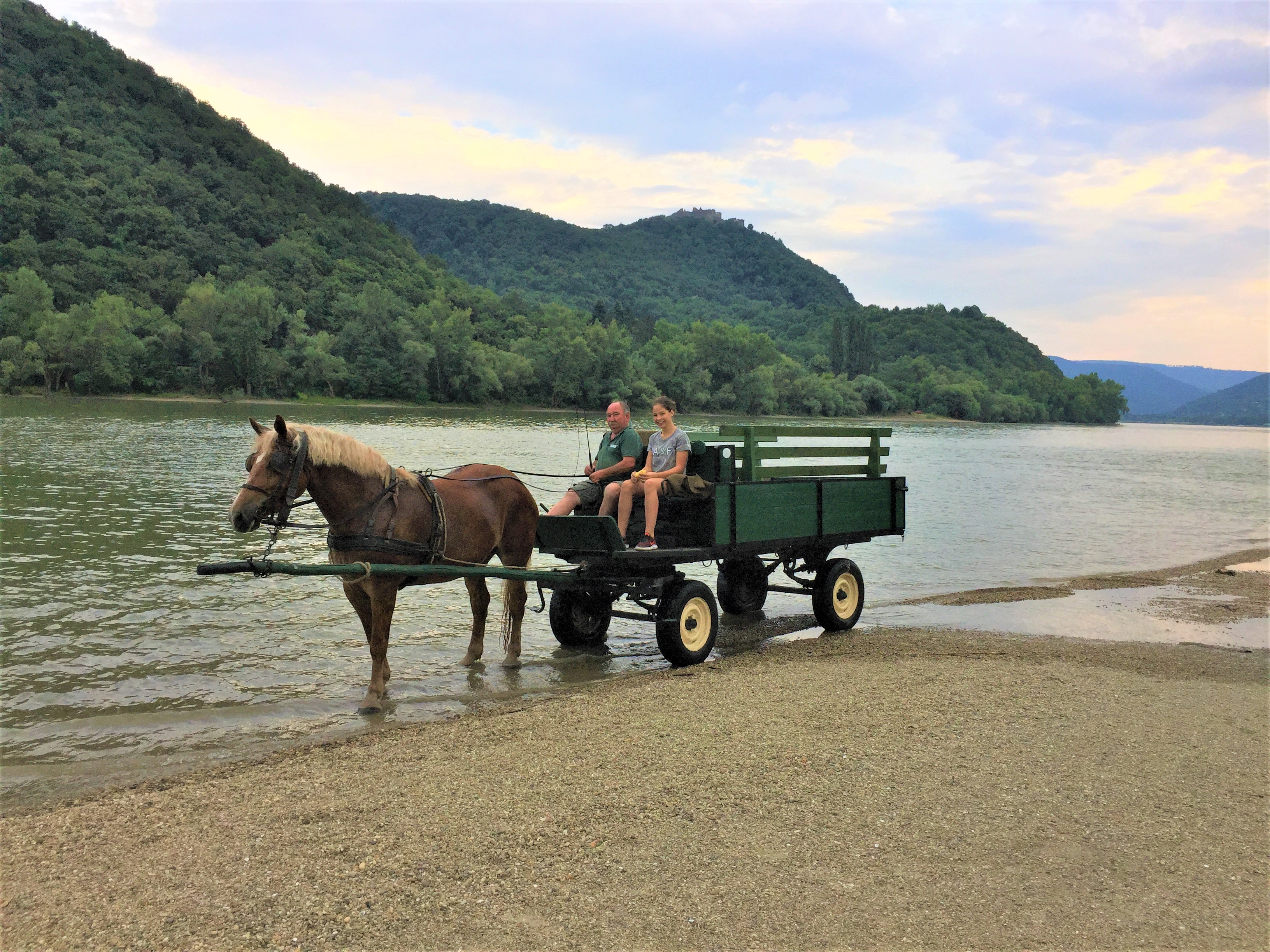 Lovas kocsival Magyarország legszebb Duna partján