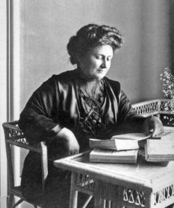 800px-maria_montessori1913-250x300.jpg