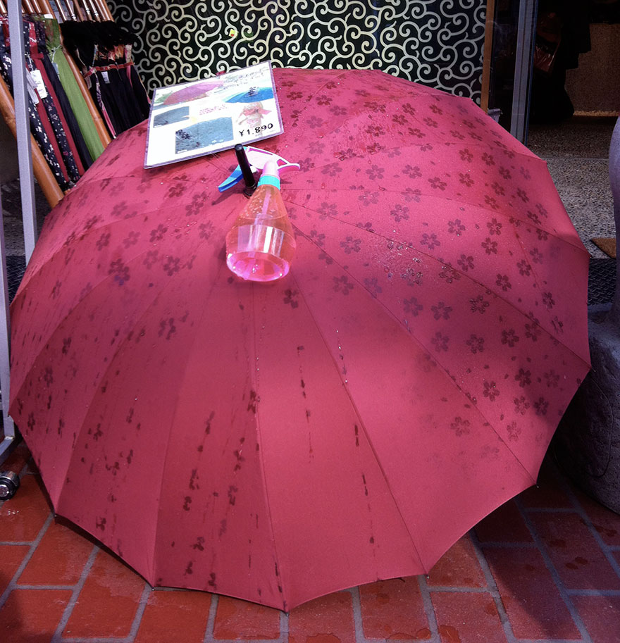 umbrella-reveals-pattern-wet-japan-10.jpg