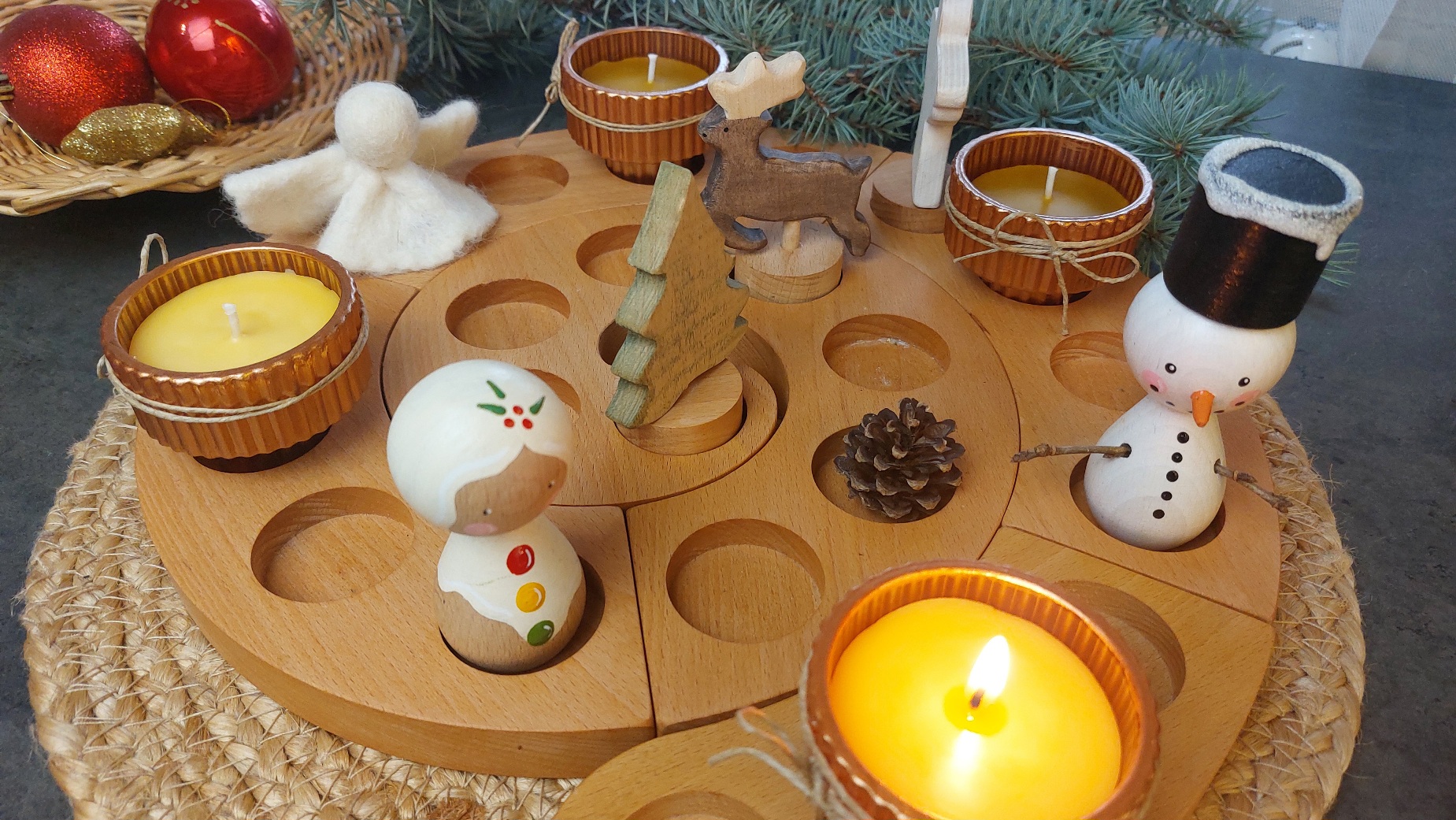 Adventi hangolódás: méhviasz gyertyák és fémesen csillogó mécsestartók - saját kezűleg