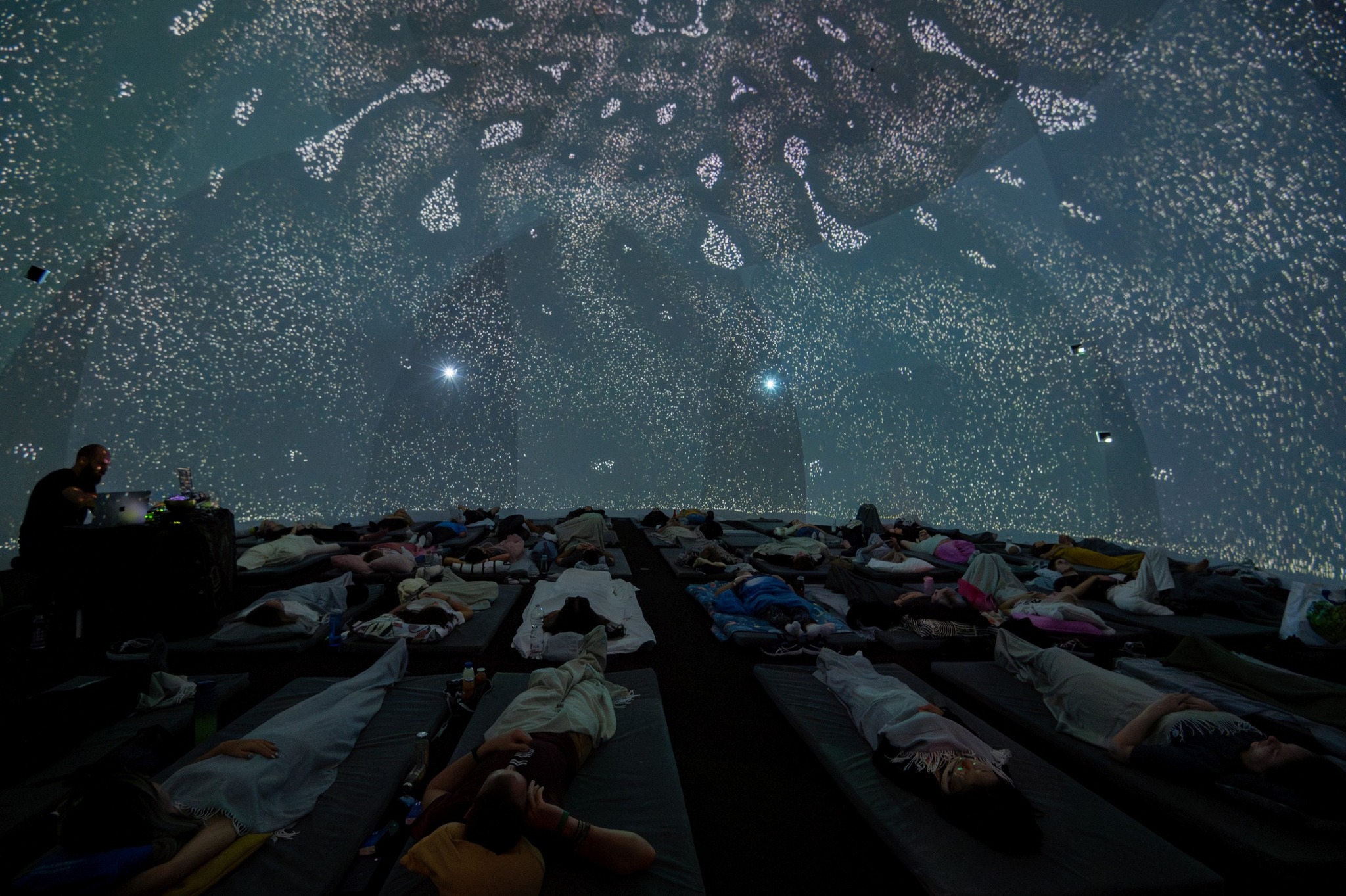 Alkonyattól pirkadatig – Audiovizuális álomkalauz a Magyar Zene Háza Hangdómjában