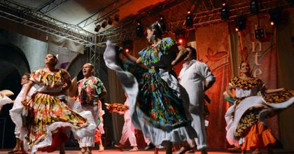 Nyolc ország tánccsoportja a szabadkai Interetno fesztiválon