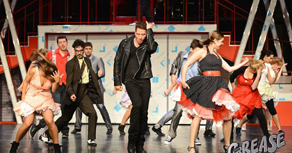 “A zene és a hangulat inspirált” – Bakó Gábor a Grease-ről