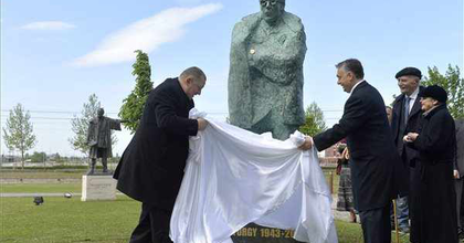 Felavatták Schwajda György szobrát a Nemzeti Színház előtt