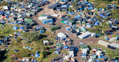 A calais-i "dzsungelben" is eljátssza a Hamletet a Globe