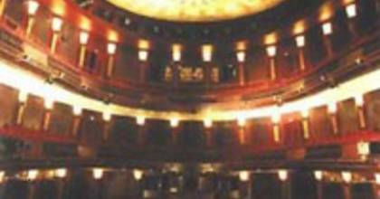 A Madách Színház nagyszínpada idén tavasszal a szokottnál hamarabb zárta kapuit a nagyérdemû elõtt