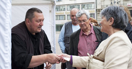 'El kell indítani egy dialógust' - Vidnyánszky jegyet árult