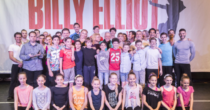 Így néznek ki a Billy Elliot díszletmakettjei és jelmezei