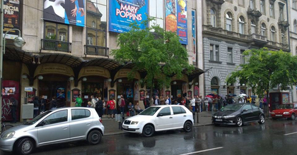 Kigyózó sor a Madách előtt - Nagy az érdeklődés Mamma Mia! musicalre