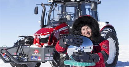 Traktorral járta meg az Északi-sarkot egy előadóművész