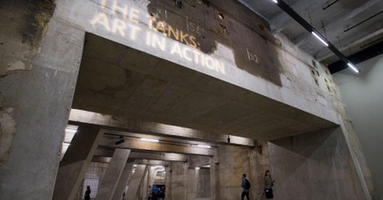 Élő művészet és installációk a Tate Modern „olajtartályaiban”