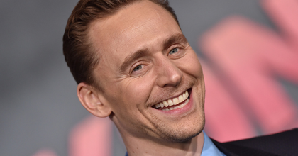 Tom Hiddleston Hamletként lép színpadra