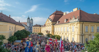 Óriásbábok és a Stabat Mater a Székesfehérvári Királyi Napokon - Blaskó Péter is fellép